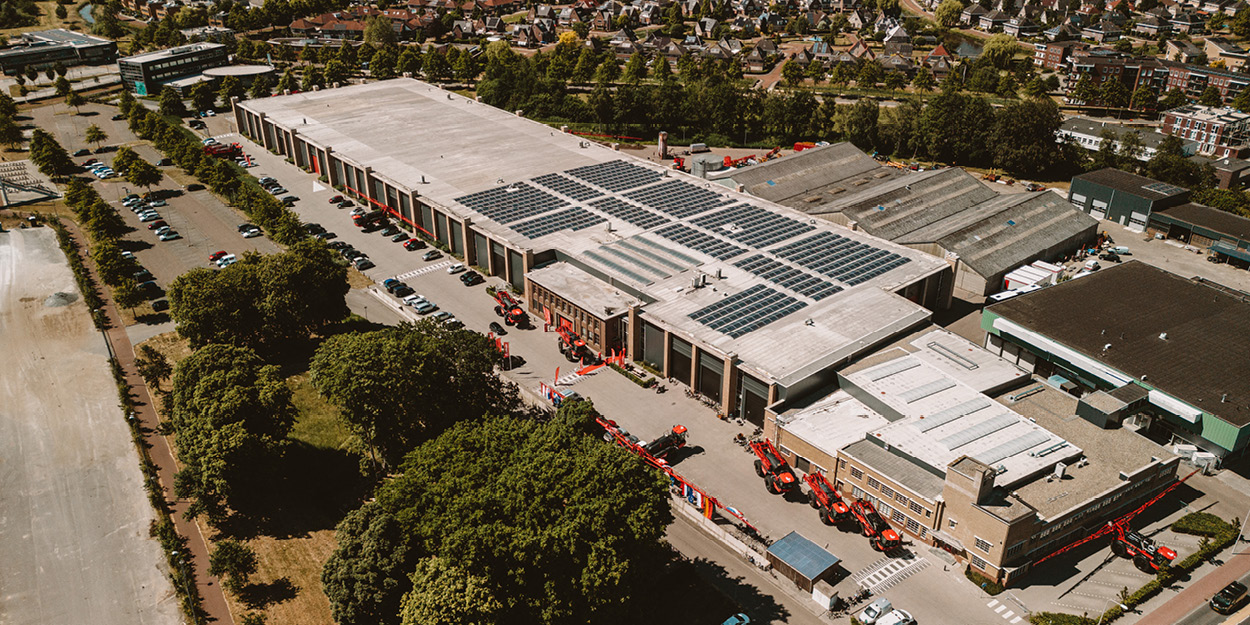 Overhead perspective of the Agrifac headquarters equipped with solar panels on the roof, highlighting eco-friendly architecture.