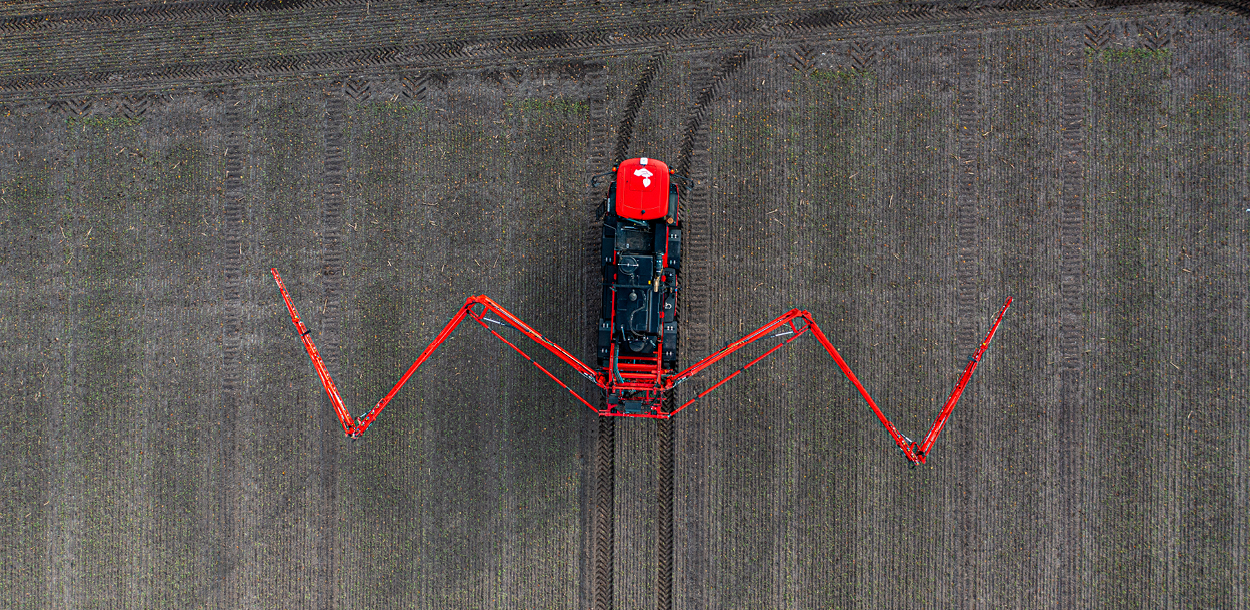 The Agrifac machine folding its boom.