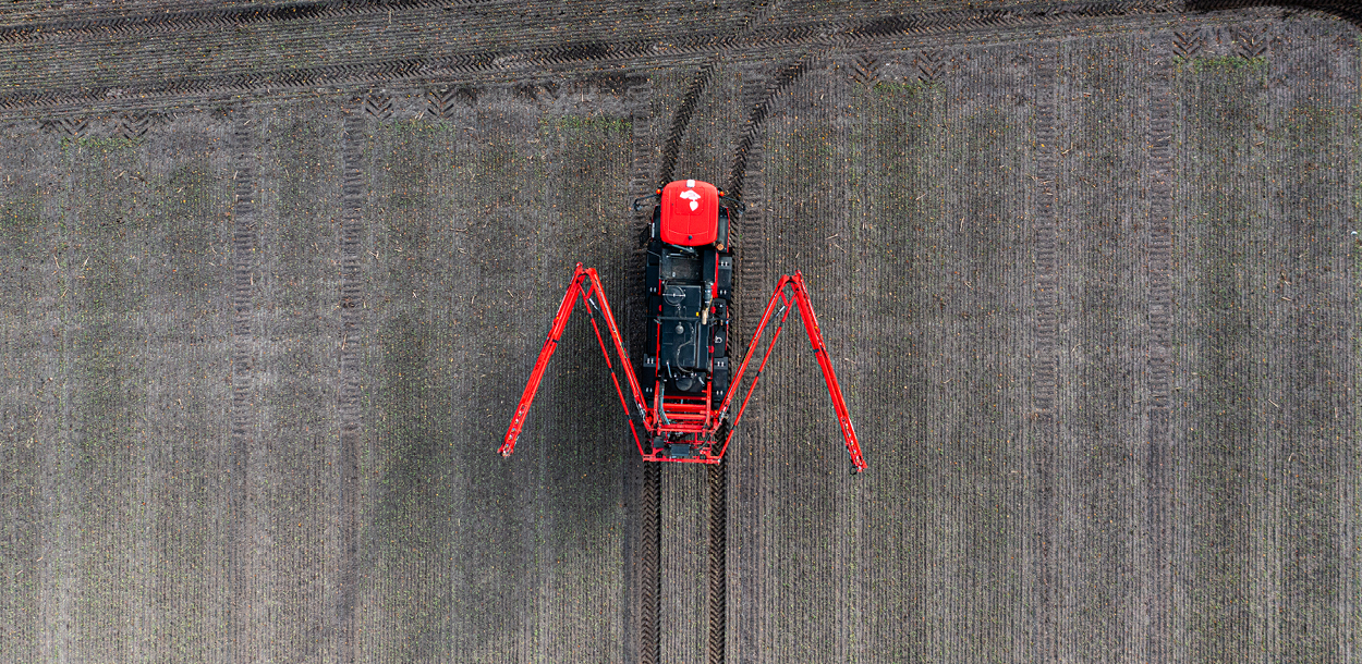 The Agrifac machine folding its boom.
