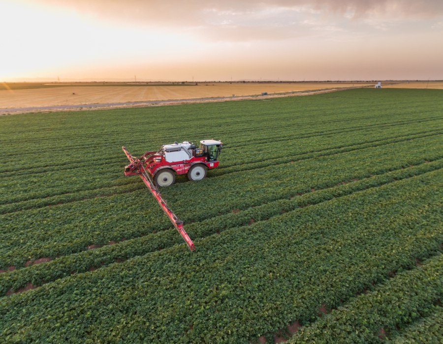 Agrifac Condor sprayer driving in a flat field.