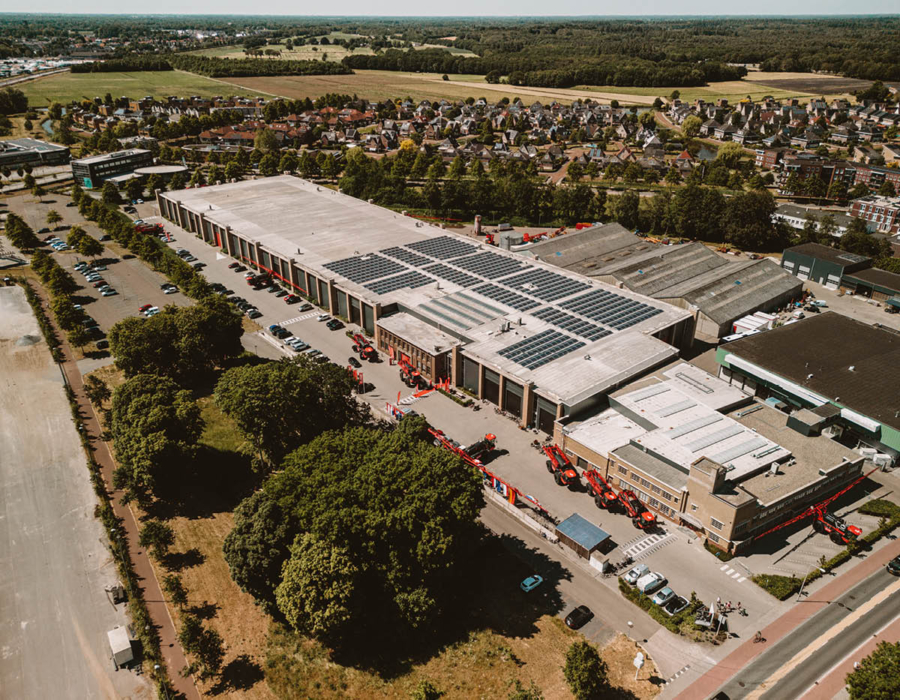 Overhead perspective of the Agrifac headquarters equipped with solar panels on the roof, highlighting eco-friendly architecture.
